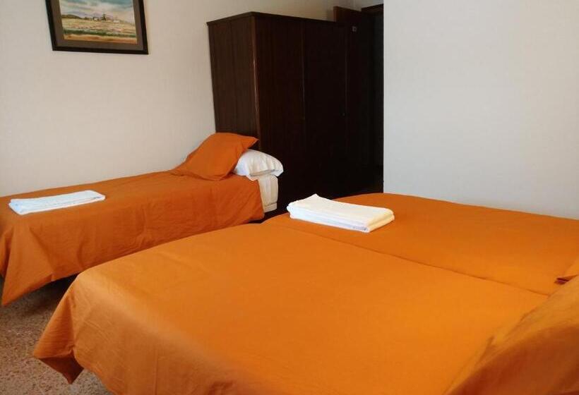 Номер Стандарт Трехместный, Hostal L´esplai