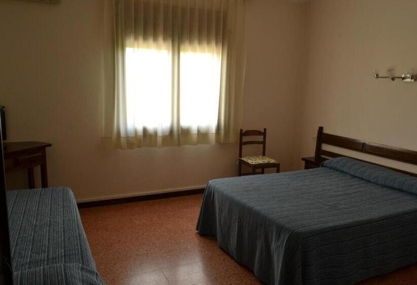 Номер Стандарт Трехместный, Hostal L´esplai