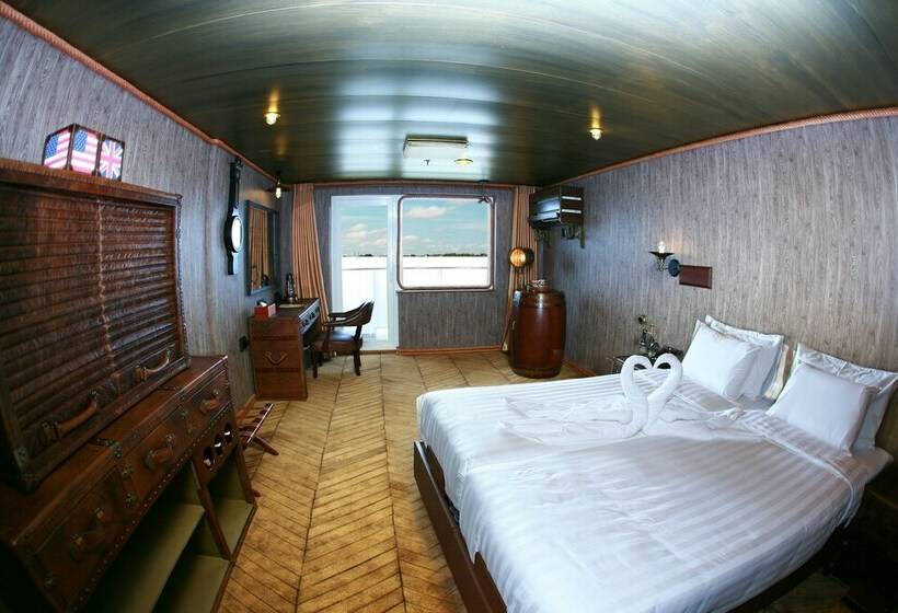 اتاق لوکس با چشم‌انداز شهر, Vintage Luxury Yacht