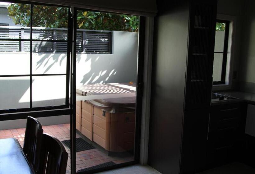 패밀리 스위트, Quantum Lodge Motor Inn