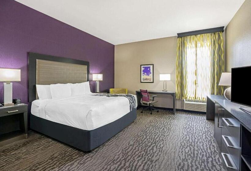 اتاق استاندارد با تخت بزرگ برای معلولان, La Quinta Inn & Suites By Wyndham College Station South
