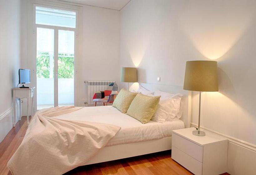 سوییت با چشم‌انداز باغ, Charming House Marques