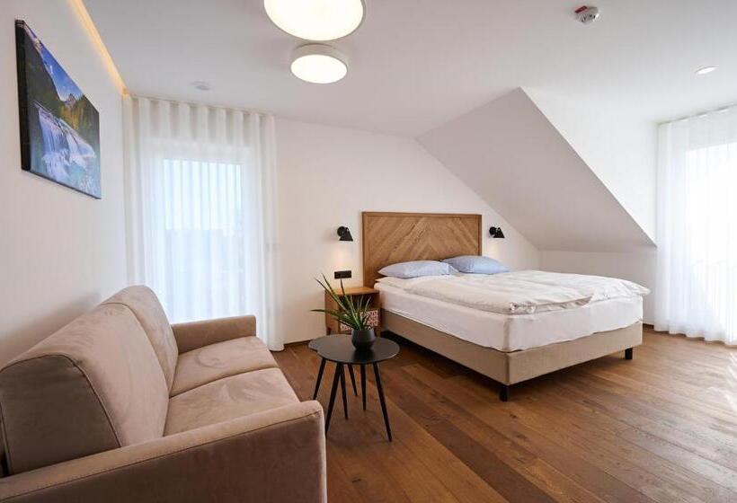 Трехместный Номер Стандарт с Балконом, Hiša Ančka, šenčur   3 Min To The Airport
