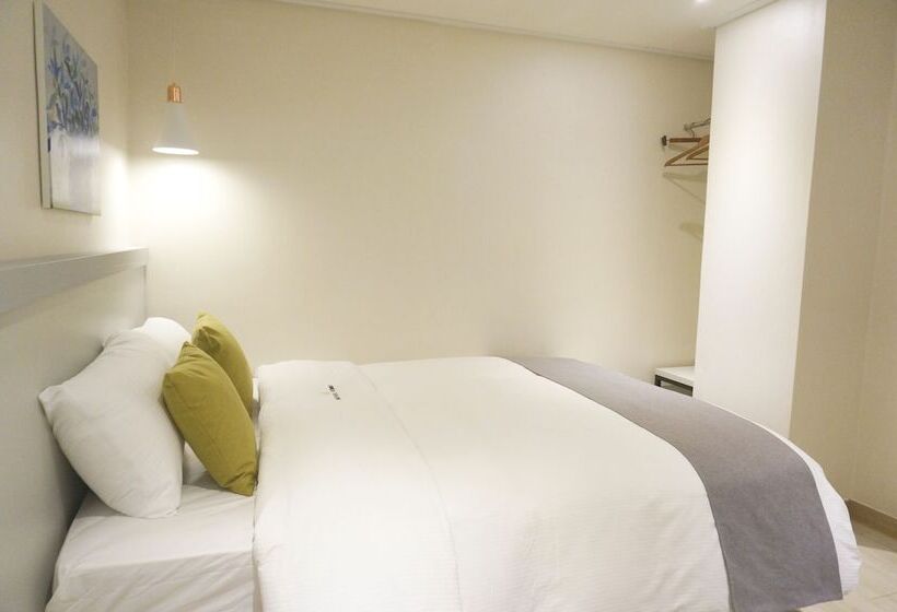 Quarto Estandar, First Stay Myeongdong