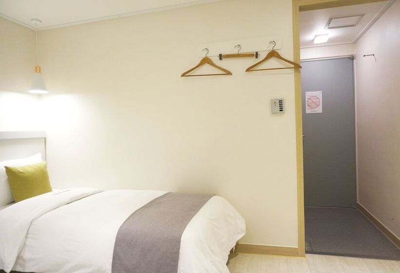 Quarto Estandar Individual, First Stay Myeongdong