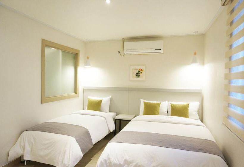 Quarto Triplo Estandar, First Stay Myeongdong