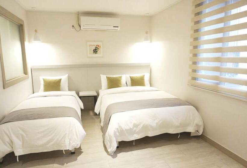 Quarto Triplo Estandar, First Stay Myeongdong