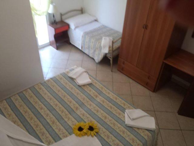 Economy Triple Room, Penny
