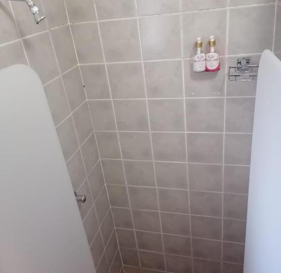 اتاق چهار تخته با دستشویی مشترک, Lincoln Cottages Bnb & Self Catering
