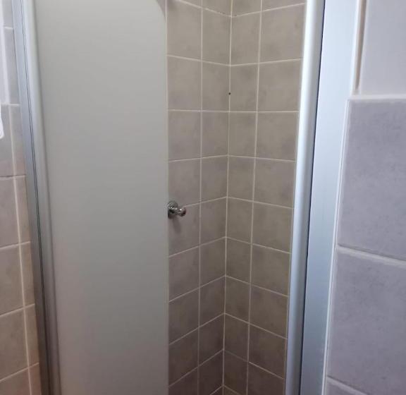 اتاق چهار تخته با دستشویی مشترک, Lincoln Cottages Bnb & Self Catering