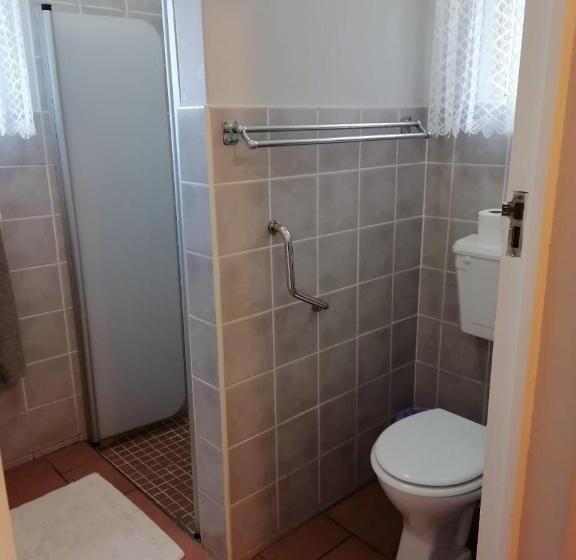 اتاق چهار تخته با دستشویی مشترک, Lincoln Cottages Bnb & Self Catering