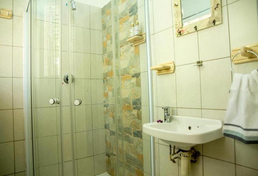 اتاق لوکس سه تخته, Lincoln Cottages Bnb & Self Catering