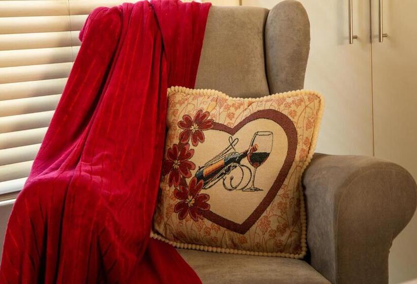 استودیوی استاندارد, Lincoln Cottages Bnb & Self Catering