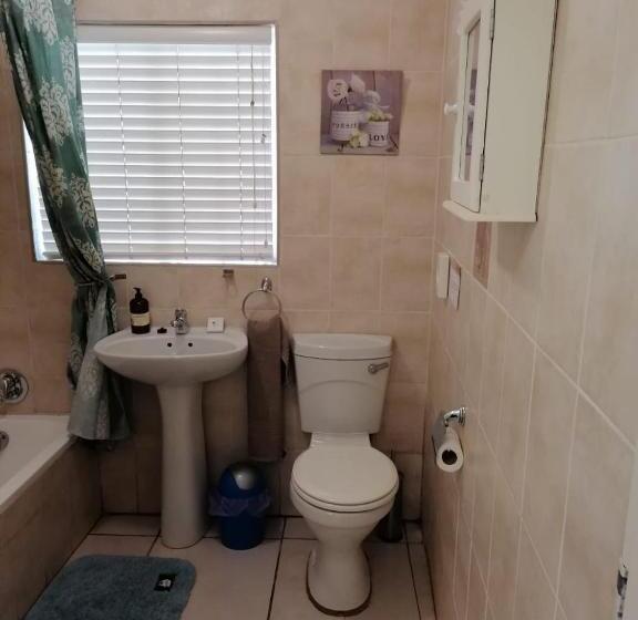 استودیوی استاندارد, Lincoln Cottages Bnb & Self Catering