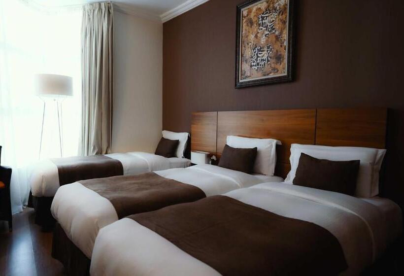Quarto Triplo Deluxe, Nour Al Thuria