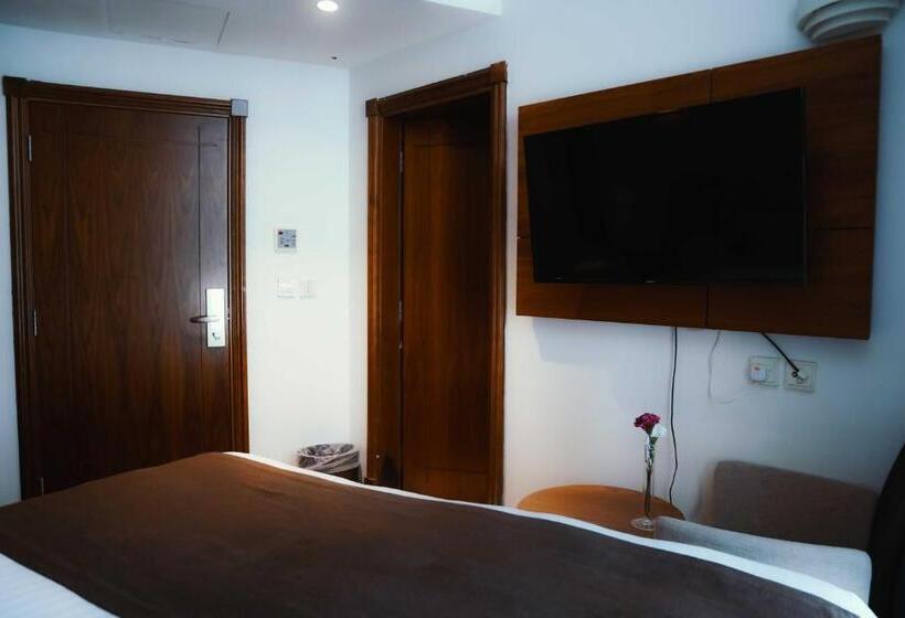 Quarto Triplo Deluxe, Nour Al Thuria