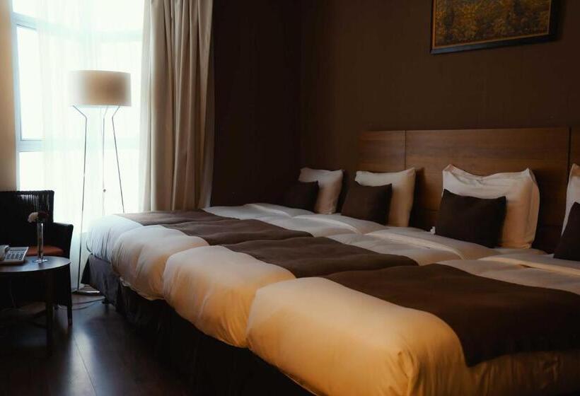 Quarto Triplo Deluxe, Nour Al Thuria