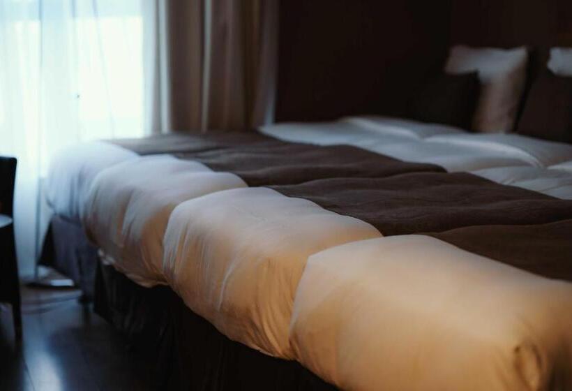 Quarto Quádruplo Deluxe, Nour Al Thuria