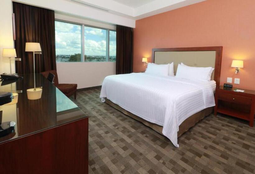 Quarto Estandar Cama King, Holiday Inn & Suites Plaza Mayor, An Ihg