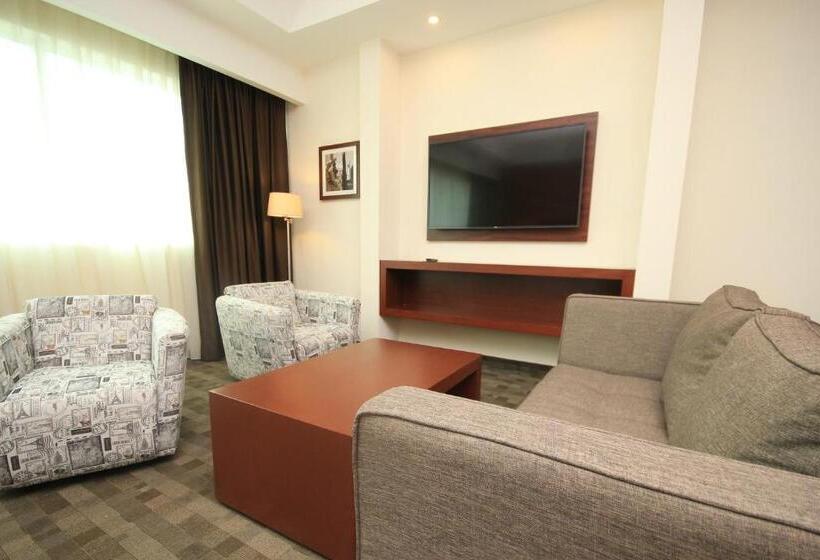 Suíte, Holiday Inn & Suites Plaza Mayor, An Ihg