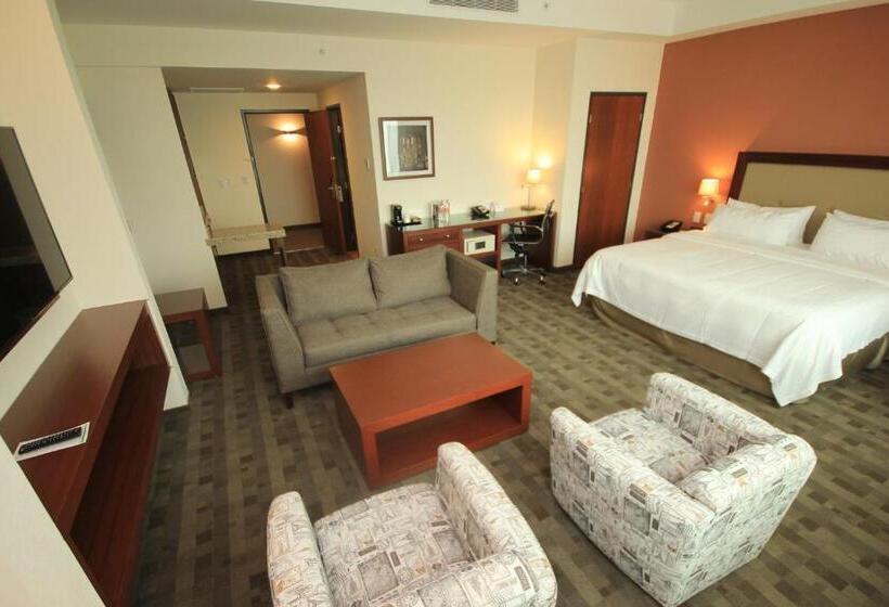 Suíte, Holiday Inn & Suites Plaza Mayor, An Ihg