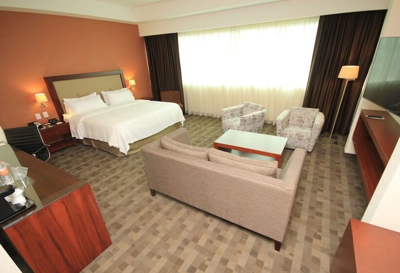 Suíte, Holiday Inn & Suites Plaza Mayor, An Ihg
