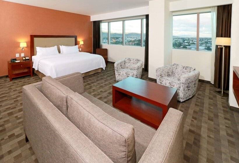 Suíte, Holiday Inn & Suites Plaza Mayor, An Ihg