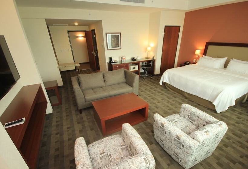Suíte, Holiday Inn & Suites Plaza Mayor, An Ihg