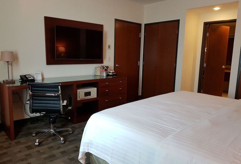Suíte, Holiday Inn & Suites Plaza Mayor, An Ihg