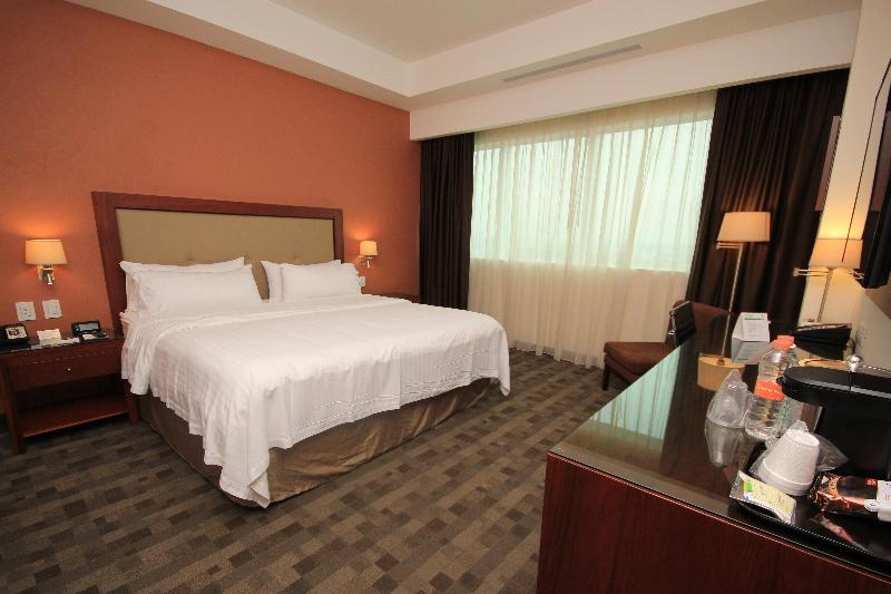 Quarto Estandar Cama King, Holiday Inn & Suites Plaza Mayor, An Ihg