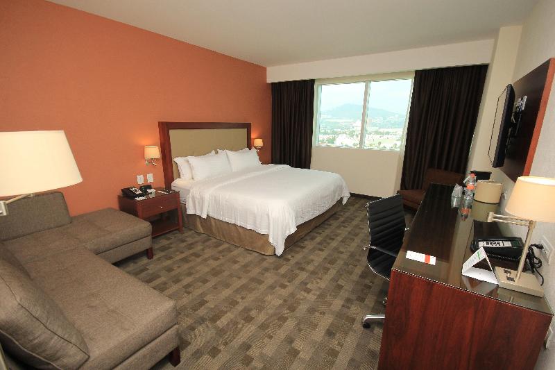 Quarto Estandar Cama King, Holiday Inn & Suites Plaza Mayor, An Ihg