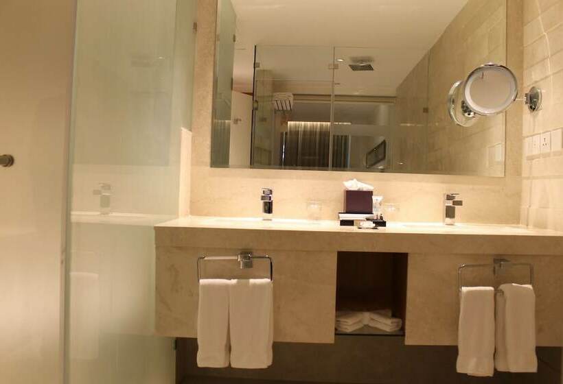 Номер Deluxe, Mercure Hyderabad Kcp Banjara Hills, An Accor