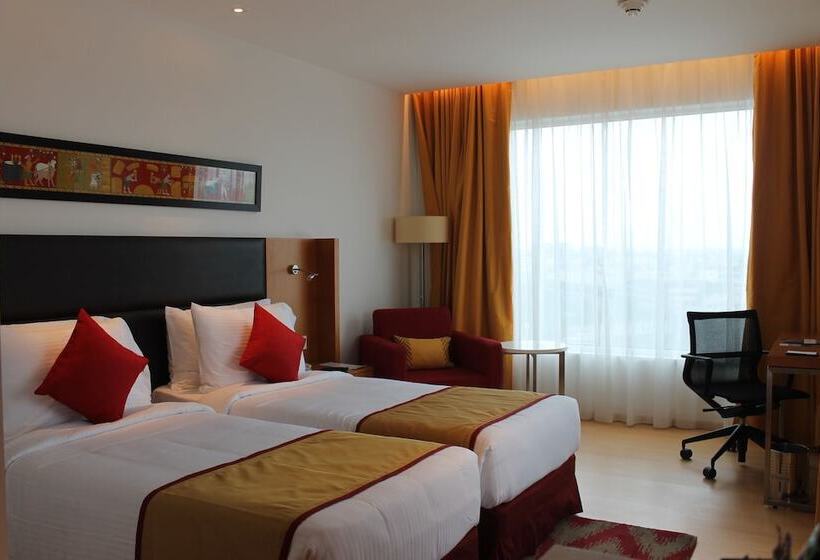 Номер Стандарт Вид на Озеро, Mercure Hyderabad Kcp Banjara Hills, An Accor