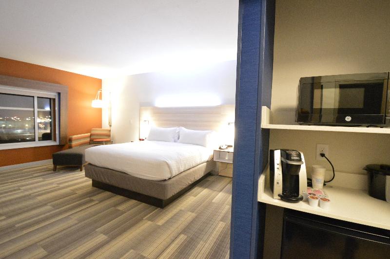 Номер Стандарт Кровать Кинг Адаптированный для Инвалидов, Holiday Inn Express & Suites Toledo South   Perrysburg, An Ihg