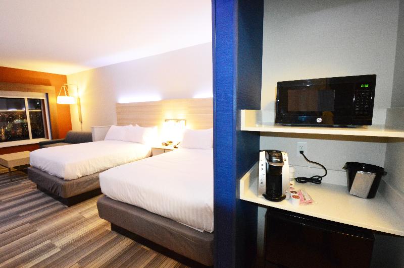 身障者適用スイートルーム, Holiday Inn Express & Suites Toledo South   Perrysburg, An Ihg