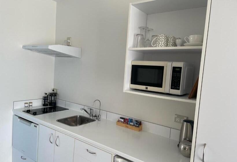 Номер Стандарт Трехместный, Carters By The Sea Beachside Studio Apartments