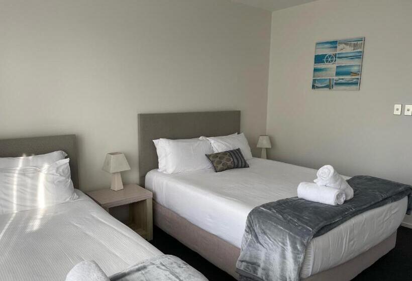 Номер Стандарт Трехместный, Carters By The Sea Beachside Studio Apartments