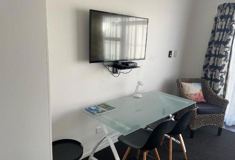 Номер Стандарт с Балконом, Carters By The Sea Beachside Studio Apartments