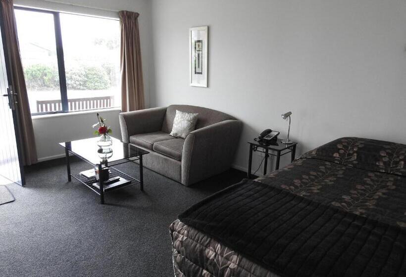 Студия Стандарт, Tudor Lodge Motel
