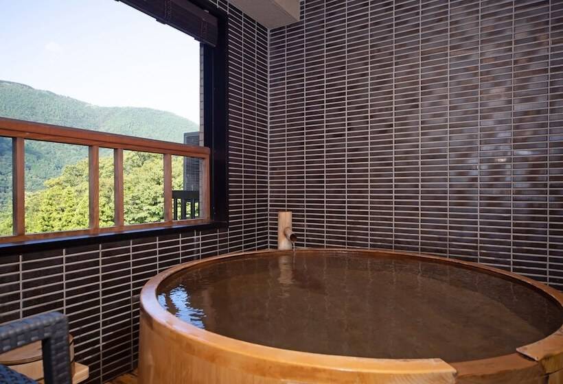스위트, Hakone Nanase Formerly Known As Manatei Hakone