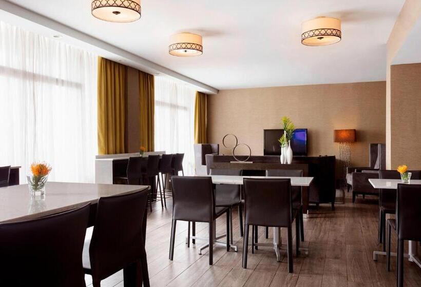Номер Клуб Кровать Кинг, Sheraton Charlotte