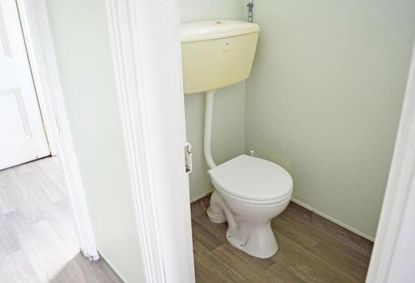 Кровать в Многоместном Номере с Общей Ванной, Braemar House B&b And Yha Hostel