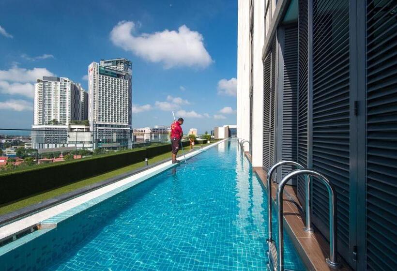 سوئیت با تخت بزرگ, The Pines Melaka