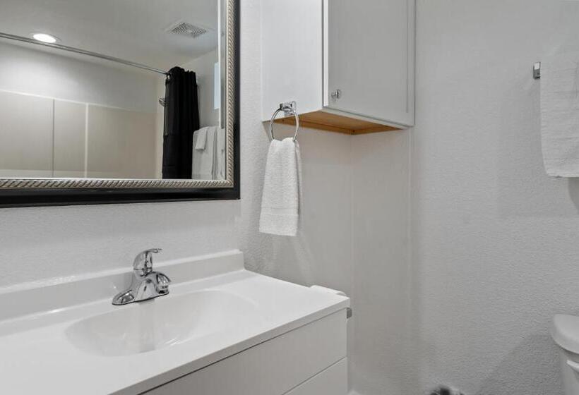 Номер Стандарт, Extended Stay Gun Barrel City