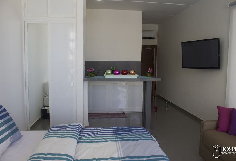 استودیوی استاندارد, Whitelace Resort