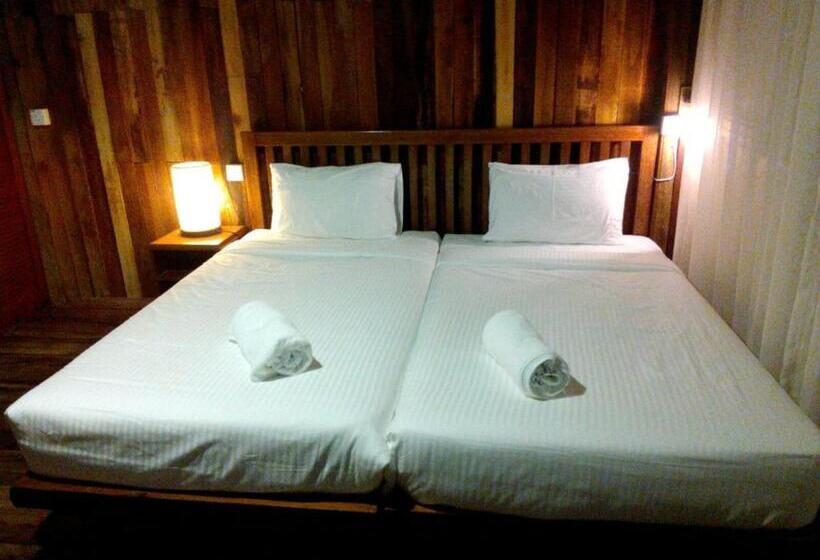 اتاق استاندارد با چشم‌انداز استخر, Joe Fisherman Inn