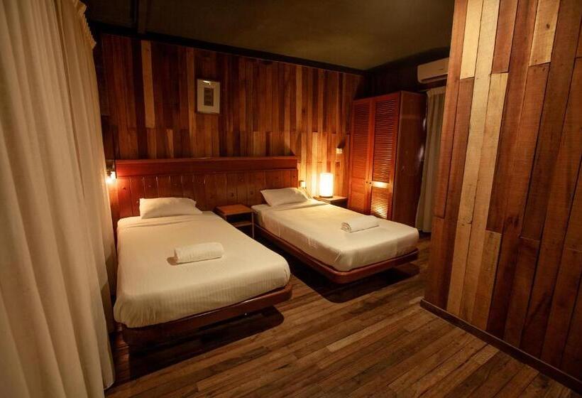 اتاق استاندارد با چشم‌انداز استخر, Joe Fisherman Inn