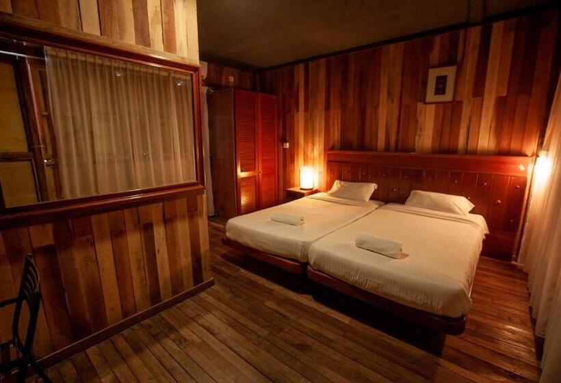 اتاق استاندارد با چشم‌انداز استخر, Joe Fisherman Inn