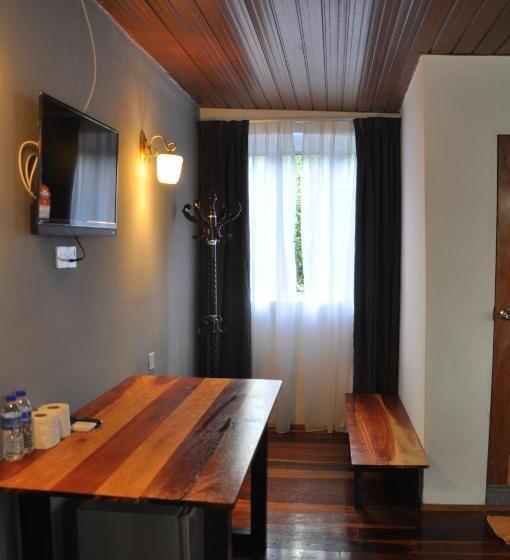 اتاق استاندارد چهار تخته, Joe Fisherman Inn