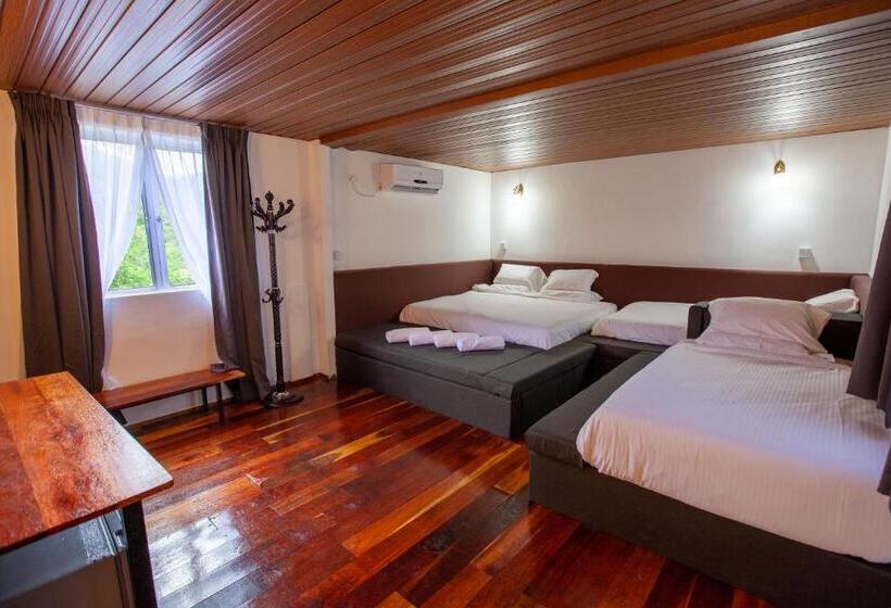 اتاق استاندارد چهار تخته, Joe Fisherman Inn